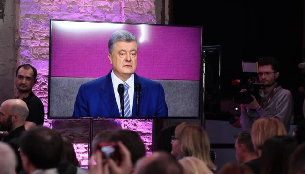 Poroschenko bleibt in der Politik