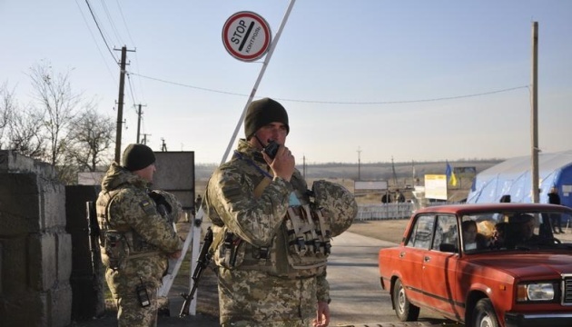 У пунктах пропуску на Донбасі скупчилися 160 авто