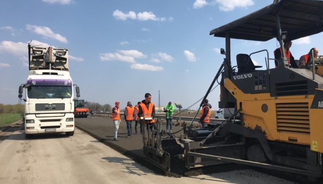 Гройсман заявив про поступовий відхід від ямкових ремонтів доріг 