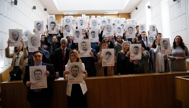 An Universität Schewtschenko Flashmob zur Unterstützung von Suschtschenko und anderen Kreml-Gefangenen