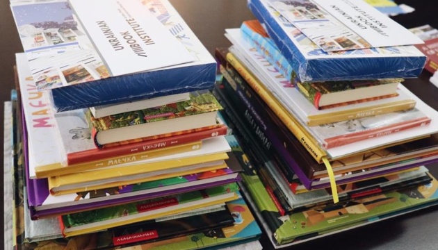 Українські видавці подарували книги недільним школам в ОАЕ