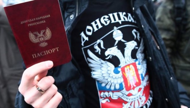 Двоголовий орел паспортизує окупований Донбас: чим це спричинено та які наслідки