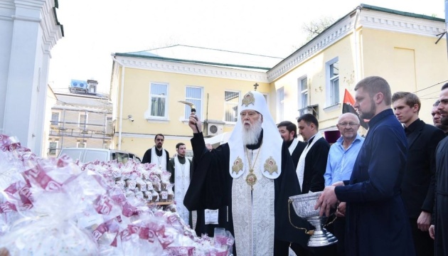 フィラレート・ウクライナ正教会名誉総主教、１万個の復活祭パンを成聖