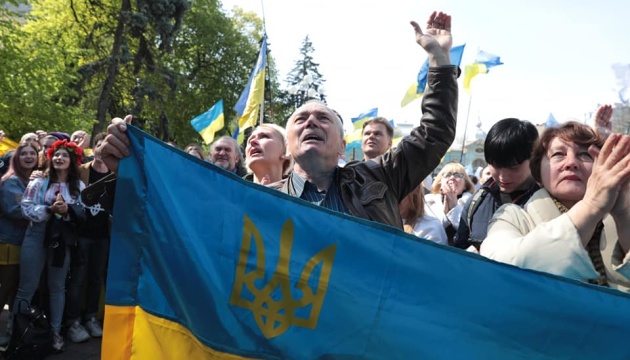 ウクライナ語機能保障法が採択された際の支持集会参加者の反応