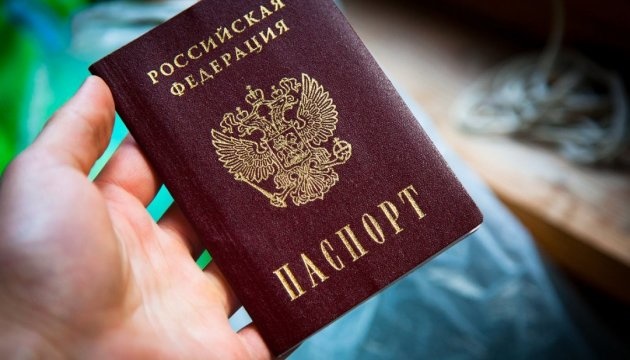 Pasaportes rusos en el Donbás: Berlín y París condenan el decreto de Putin
