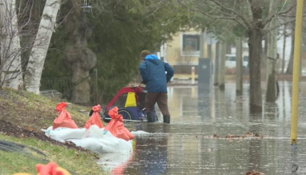 Паводок у Канаді: затоплені магістралі, вулиці й цвинтарі