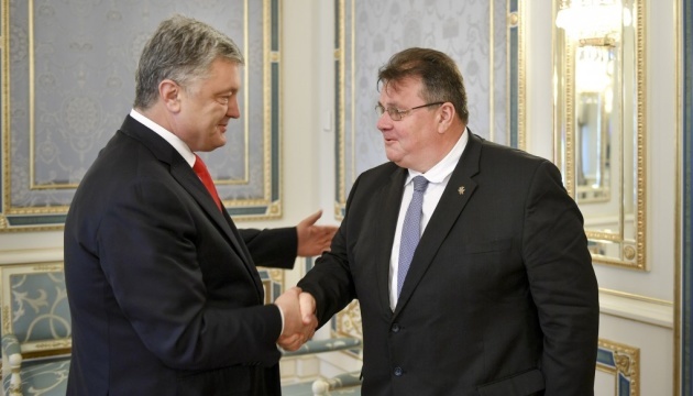 Poroshenko y Linkevičius discuten el decreto de Putin sobre la entrega de pasaportes a los residentes de Donbás 