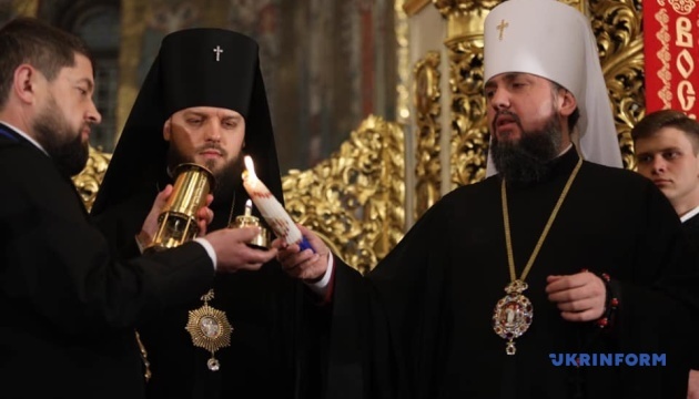 Благодатний вогонь доставили до Володимирського і Михайлівського соборів
