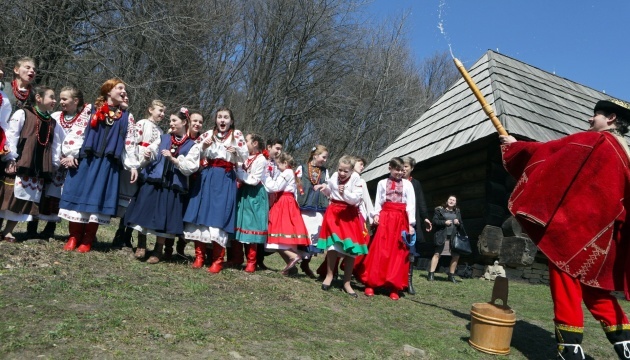 Ucranianos celebran hoy el Lunes Mojado 