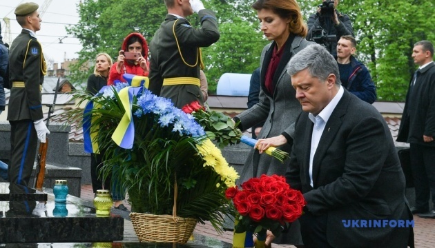 Порошенко вшанував пам`ять загиблих за Україну на Личаківському цвинтарі