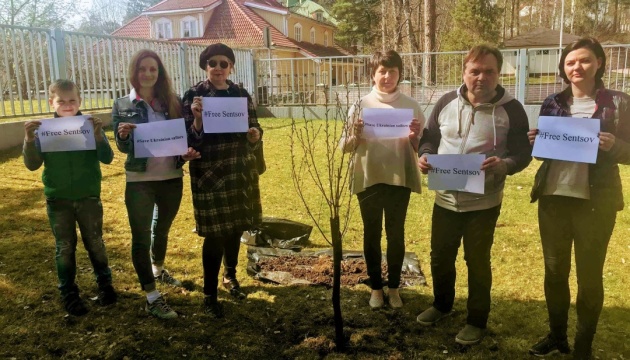 Українці у Фінляндії посадили «Олегову вишню» в рамках акції з підтримки Сенцова