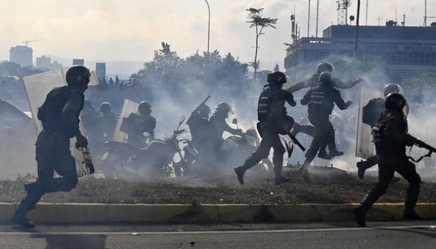 Поліція Венесуели застосувала сльозогінний газ проти прибічників Гуайдо