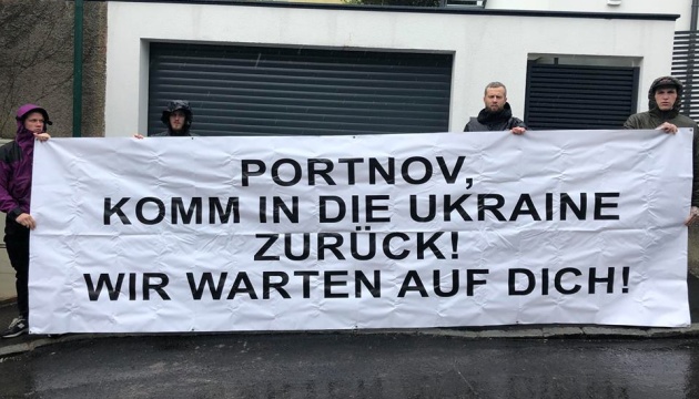 “Повертайся в Україну”: активісти прийшли до будинку Портнова у Відні