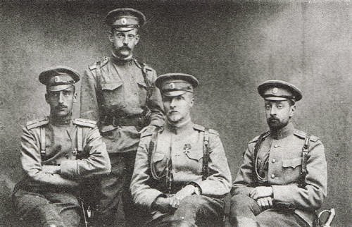 8-корнет Кавалергардського полку Павло Скоропадський (у центрі)