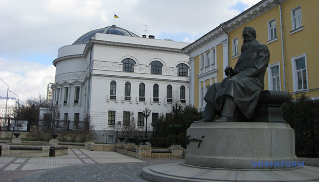 Пам'ятник Михайлові Грушевському в Києві — пам'ятник українському історику, політику і громадському діячу Михайлові Сергійовичу Грушевському. Розташований в центральній частині міста по вул. Володимирський праворуч від Будинку вчителя Пам'ятник Михайлові Грушевському в Києві — пам'ятник українському історику, політику і громадському діячу Михайлові Сергійовичу Грушевському. Розташований в центральній частині міста по вул. Володимирський праворуч від Будинку вчителя