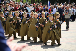 Памперси в камуфляжі. У РФ дійшло вже до параду дошкільних військ