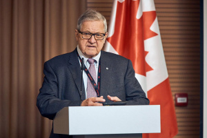 Lloyd Axworthy, Leiter der kanadischen Wahlbeobachtungsmission in der Ukraine