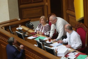 最高会議でヴィシヴァンカを着る議員たち