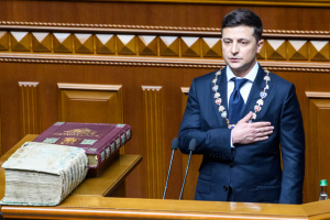 Країна почала жити з новим президентом