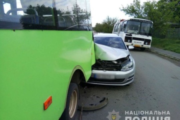 В Краматорске Volkswagen врезался в автобус, пострадала пассажирка
