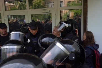 В столкновениях под МВД пострадали трое правоохранителей