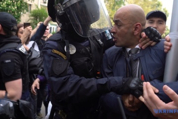 Мітинг під МВС: сталася штовханина, поліція застосувала сльозогінний газ