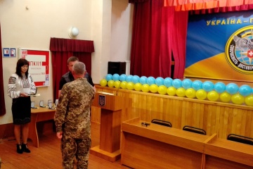 Начальник ГУР МО Украины вручил разведчикам ордера на служебное жилье