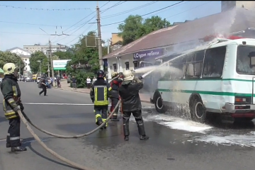 У Сумах на переповненій вулиці спалахнув автобус