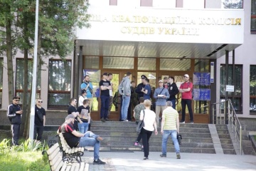 ВККС заявляє про блокування своєї роботи особами “спортивної зовнішності”