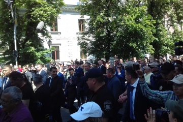 Zelensky arrives at Presidential Administration on foot