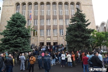 Премьер Армении призывает сограждан прекратить блокировать суды