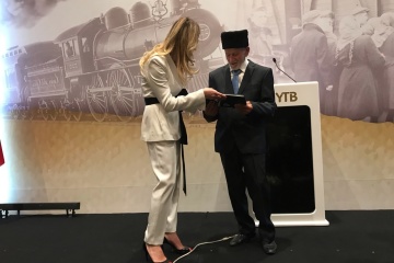 Джапарова передала книгу малюнків про депортацію очевидцю подій