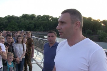 Кличко обещает, что защитное стекло на новом мосту восстановят в течение суток