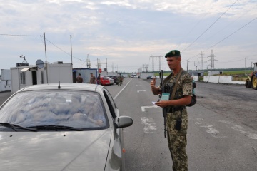 У пунктах пропуску на Донбасі у чергах - 210 авто