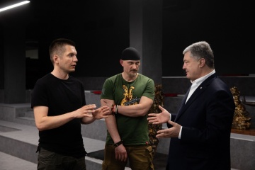 Порошенко передаст волонтерам 1,75 миллиона, которые выиграл у ВВС