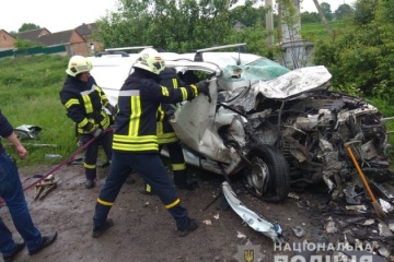 На Тернопільщині Mitsubishi врізався у вантажівку, загинули троє людей