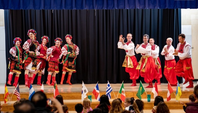 Horlytsia dance ensemble from U.S. decently represents Ukraine at multicultural event in Illinois