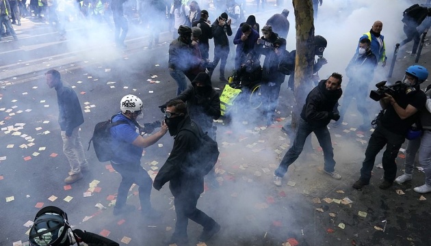У Парижі - першотравневі протести, затримані 165 демонстрантів