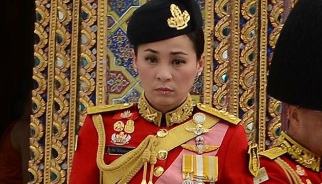 Король Таїланду одружився з генералом власної охорони