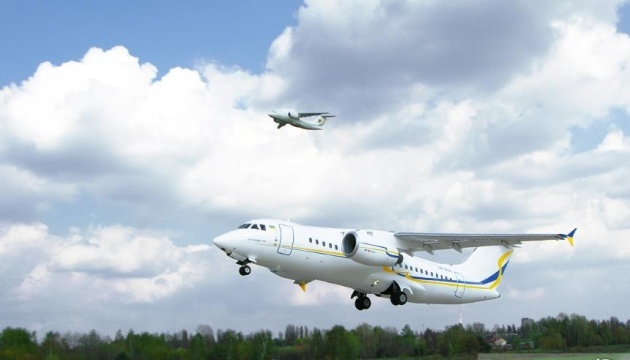 Empresa estatal Antonov moderniza el jet regional An-158 (Fotos)