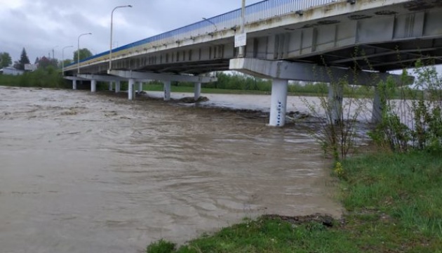 Синоптики попереджають про паводки й селі через сильні дощі