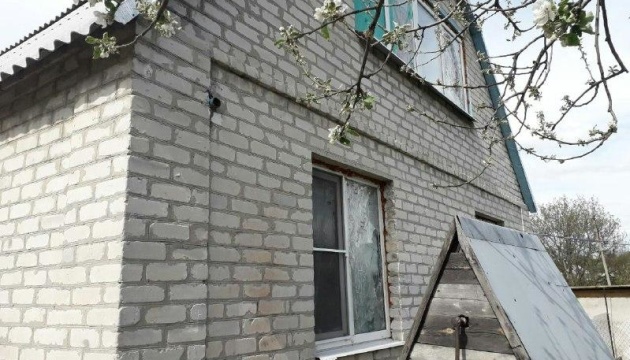 Las casas en las zonas residenciales de Avdiivka resultan dañadas tras los ataques (Fotos)