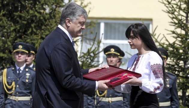 Порошенко присвоїв посмертно звання Героя генерал-майору Момоту