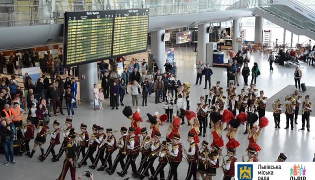 День народження у стилі ретро: львівський аеропорт привітав місто музичним флешмобом
