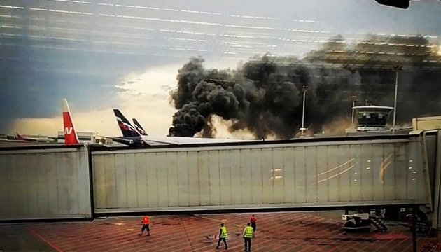 При аварійній посадці в Шереметьєво загорівся пасажирський літак