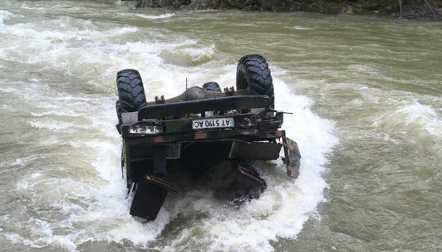 Рятувальники знайшли всіх туристів, які зірвалися в річку на Прикарпатті