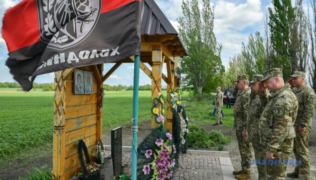Poroshenko lays flowers at monument to fallen defenders of 10th checkpoint in Donbas. Photos