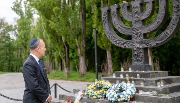 Спецпосланник США з питань антисемітизму вшанував пам'ять загиблих у Бабиному Яру