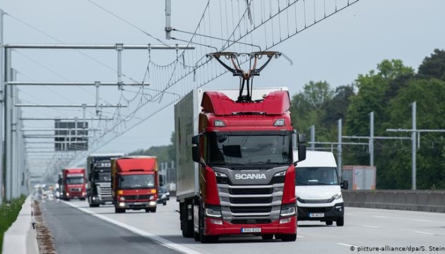 У Німеччині відкрили перший електричний автобан