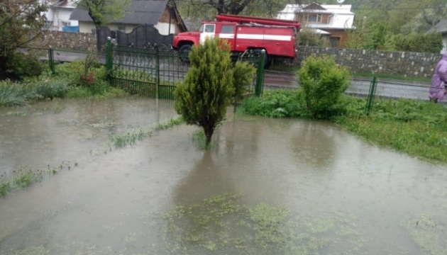 Негода на Прикарпатті: дощі підтопили півсотні господарств і пошкодили міст